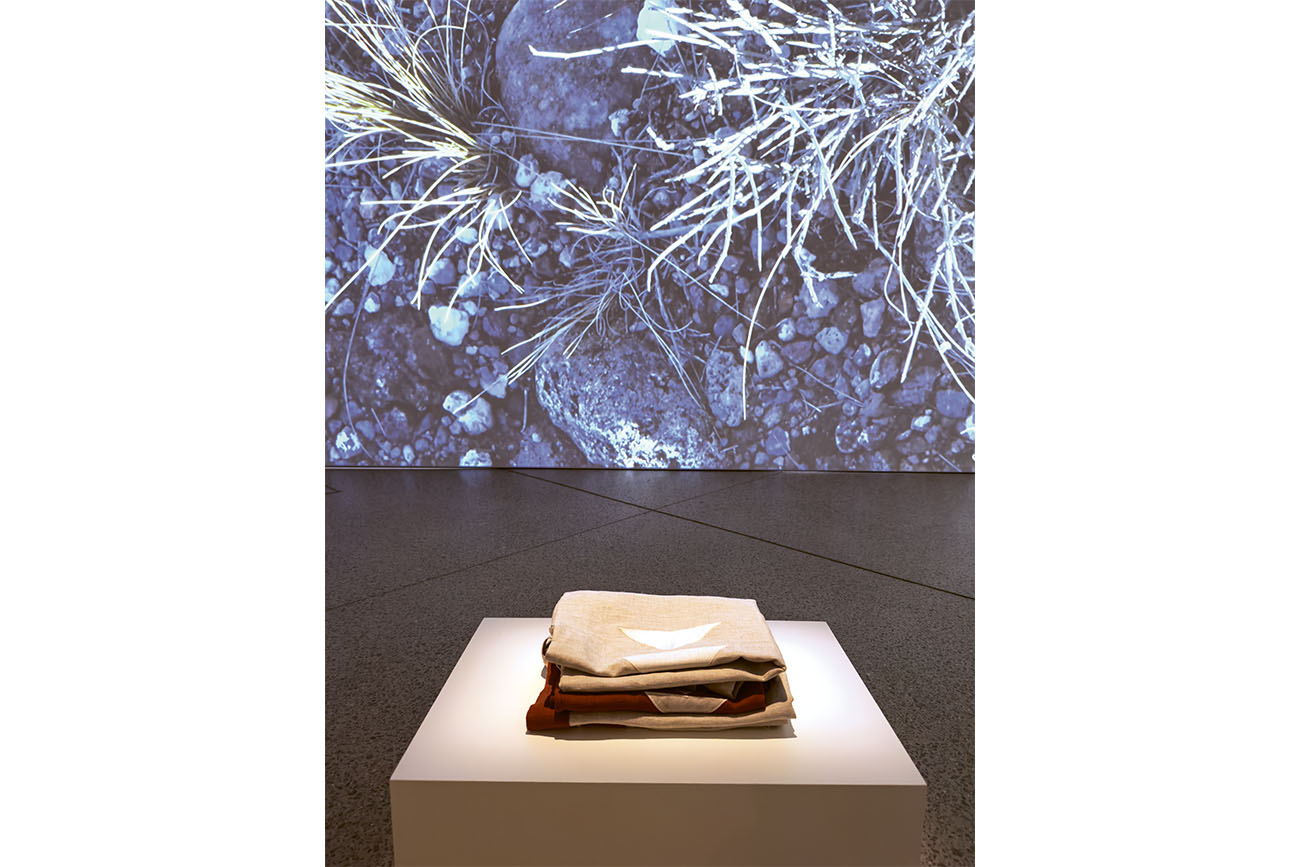 Rose B. Simpson, To Guest, 2025, toile et vidéo 4K projetée sur un seul écran, son stéréo, 10 min, commande de la Biennale de Sydney et de la Fondation Cartier pour l’art contemporain, vue de l’exposition, Art Gallery of New South Wales, 25e édition de la Biennale de Sydney. Photo : Julia Hancart © Avec l’aimable autorisation de l’artiste et de Jessica Silverman and Jack Shainman Gallery.